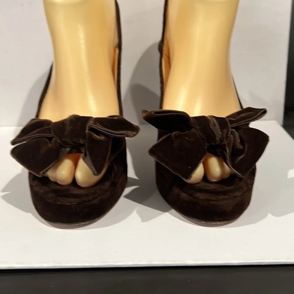 Authentic Bettye Muller designer brown velour bow pumps heels sz 8